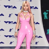 Nicki Minaj mengenakan baju latex ketat berwarna pink dari DJULA yang sangat seksi dengan cutout di dada.