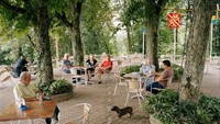 Perbatasan negara di antara Jerman dan Austria di Busingen bisa jadi yang paling unik. Perbatasan di Basingen cukup ditandai dengan garis yang berada di sebuah halaman restoran. Restoran Waldheim, merupakan rumah makan outdoor sekaligus perbatasan antara Jerman dan Austria. Apabila Anda singgah ke sana, maka akan tampak semacam garis putih yang membelah warung tersebut. Garis itulah yang sesungguhnya menjadi batas antar kedua negara. Cukup pilih salah satu kursi di negara mana yang diinginkan dan traveler sudah berpindah antar batas negara (Foto: Valerio Vincenzo/CNN Travel)