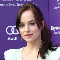 Dakota Johnson sempat dikabatkan hamil anak Chris Martin. Penyebabnya sepele, karena ada balon warna pink dan biru di pesta perayaan ulang tahunnya. Keberadaan balon-balon itu seolah menyiratkan kalau ia sedang hamil anak perempuan atau laki-laki. Itu ulang tahunku, dan ada balon berwarna pink-biru dan lalu aku dibilang hamil, katanya. Foto: Getty Images