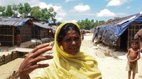 Warga muslim Rohingya itu ditangkap sekitar empat kilometer di dalam wilayah Bangladesh saat dalam perjalanan menuju kamp pengungsi di Kutupalong, tempat ribuan pengungsi Rohingya bermukim dalam kondisi menyedihkan. Foto: AFP