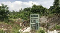 Di sekitar stasiun memang terlihat seperti daerah lepas yang penuh ilalang, tidak ada bangunan gedung-gedung tinggi atau infrastruktur yang memadai (CNN Travel)