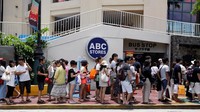 Lihat saja antrean para turis ini. Tak ada rasa takut kita lihat dari wajah mereka, jika sewaktu-waktu rudal Korut menghantam Guam (Erik De Castro/Reuters)
