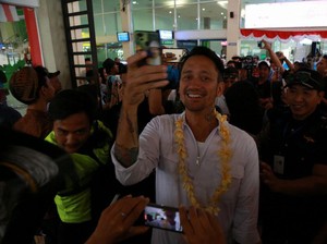 Mendarat di Solo, Pemain Warkop DKI Reborn Dikalungi Bunga oleh Fans