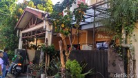 Penampakan hujan viral di media sosial lewat unggahan video oleh akuun @febicil. Di video diperlihatkan kondisi rumah yang diguyur hujan. 