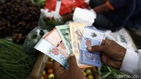 Saat detikcom mengunjungi Pasar Entikong yang terletak di Kabupaten Sanggau, Kalimantan Barat, masih ada masyarakat  yang menggunakan mata uang Ringgit untuk berbelanja beberapa jenis komoditas Malaysia ataupun Indonesia disana.