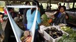 Belanja dengan Dua Mata Uang di Pasar Perbatasan Entikong