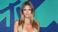 Model berusia 44 tahun itu tampak mengekspos bagian payudaranya tersebut. Rich Fury/Getty Images/detikFoto.