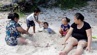 Para warga lokal juga masih asyik santai di pantai, yaitu Pantai Tumon. Pantai Tumon adalah pantai paling terkenal di Guam (Erik De Castro/Reuters)
