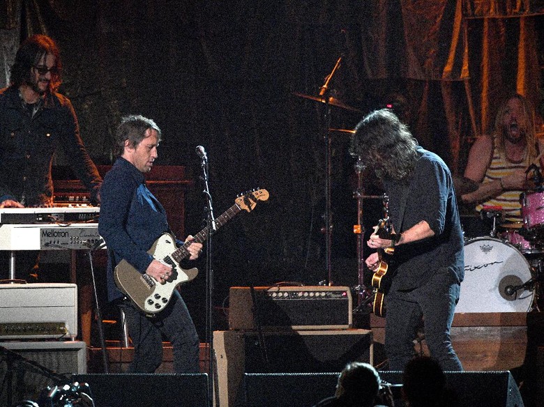 Gitaris Foo Fighters Jual 20 Gitar Koleksinya, Mau? Gitaris Foo Fighters Jual 20 Gitar Koleksinya, Mau?