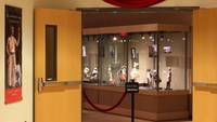 Beberapa karya patung diletakan di dalam estalase kaca (The Mini Time Machine Museum of Miniatures/Facebook)
