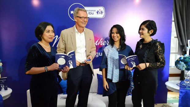 Sukses dengan beragam karya, penulis Fira Basuki kembali meluncurkan sebuah buku berjudul 'Sentuhan Ibu'.