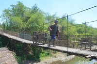 Semangat Si Jalak Perbaiki Jembatan 'Maut' di Cirebon