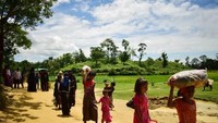 Kepolisian mengatakan, sebagian dari mereka yang ditahan tersebut masuk ke Bangladesh via area perbatasan Ghumdhum -- di mana beberapa jam sebelumnya, pasukan Myanmar sempat melepaskan tembakan ke warganya yang mencoba kabur dari negara tersebut. Foto: AFP