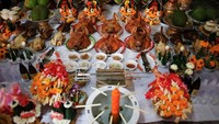 Di Festival Sak Yant juga diberikan makanan-makanan yang bisa dinikmati oleh masyarakat (Foto: Damir Sagolj/Reuters)