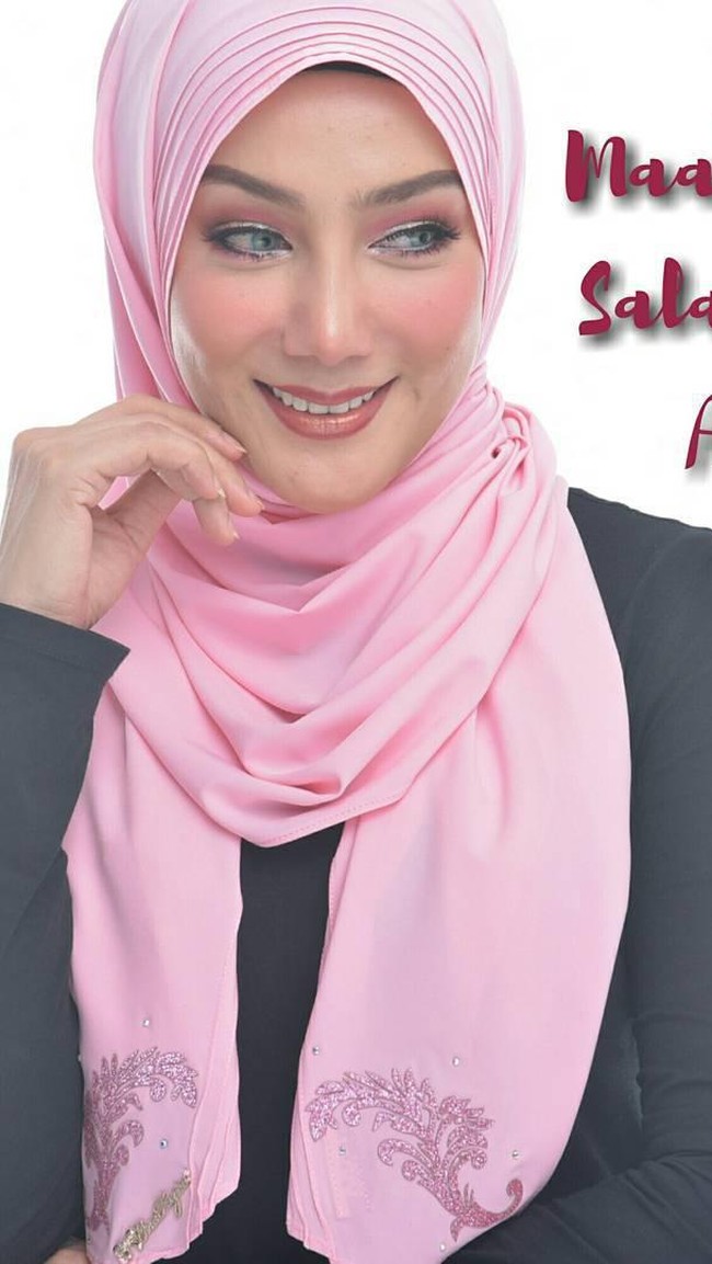 Meski usia Erra Fazira sudah 43 tahun namun penampilannya tetap terlihat segar dan cantik. Foto: Dok. Instagram @errafazira