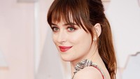 Pemeran utama film Fifty Shade Darker, Dakota Johnson, juga masuk kategori aktris dengan payudara kecil. Tapi terbuktikan dia tetap tampil seksi dan punya karier yang sempurna? Foto: Getty Images