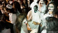 Baik yang kaya raya maupun yang miskin, semuanya nanti hanya akan mengenakan pakaian seperti ini (pocong), teriak salah satu peserta aksi di Alun-alun Banjarnegara, Sabtu (26/8/2017) malam.  