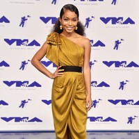 Bintang Blackish, Yara Shahidi memikat dalam balutan gaun emas Zimmerman dan anting tassel.