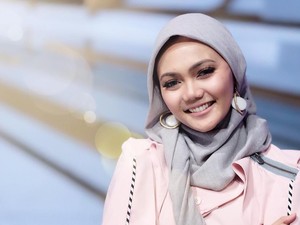 Sudah Punya Pacar Baru, Rina Nose Rilis Single I Swear I Love You