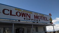 Sesuai namanya, motel ini memiliki tema badut. Tampak jelas dari nama dan gambar di papannya (The Clown Motel/Facebook)