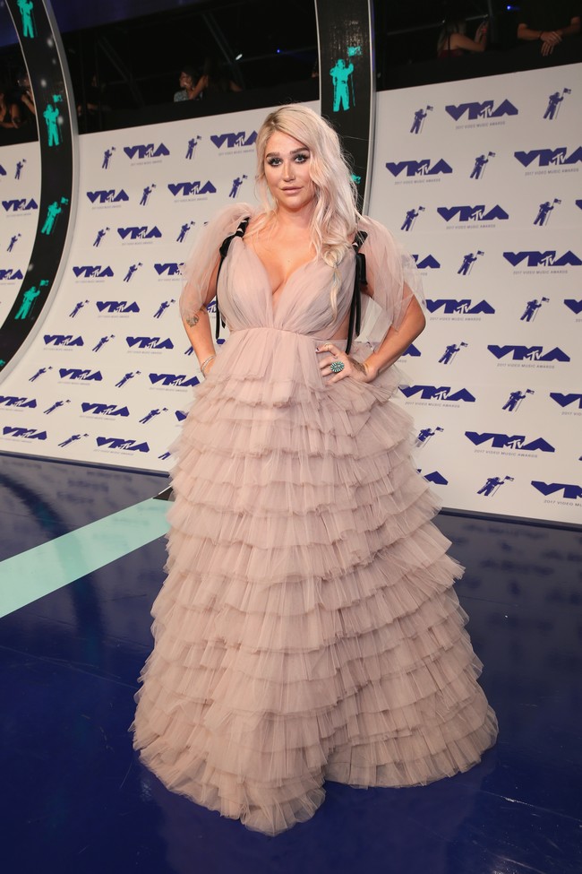 Tumpukan ruffle seperti rancangan Monsoori ini tidak bersahabat untuk si tubuh curvy seperti Kesha. Bukan saja membuat lebih berisi, namun juga terlihat seperti gaun prom.