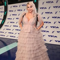 Tumpukan ruffle seperti rancangan Monsoori ini tidak bersahabat untuk si tubuh curvy seperti Kesha. Bukan saja membuat lebih berisi, namun juga terlihat seperti gaun prom.