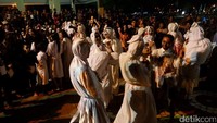Pocong itu berkeliling di jalanan kota lalu berkumpul di alun-alun Kota Banjarnegara. Tentu saja banyak yang kaget/Uje Hartono  
