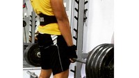 Sementara untuk deadweight atau angkat beban dari posisi berdiri, Kaesang bisa mengangkat hingga 135 kg. Tak heran lengannya pun jadi berotot dan besar. (Foto: Instagram/@kaesangp)