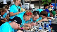 Diadakan setiap bulan Juni di New Orleans, Louisiana, Oyster Eating World Championship ini merupakan kontes makanan tercepat, dimana para peserta bersaing memperebutkan uang tunai sebesar $ 1000 atau sekitar Rp 13 juta. Pada tahun 2011, Pat bartoletti membuat catatan paling penting dengan memakan 468 tiram dalam waktu hanya 8 menit. Foto: Istimewa