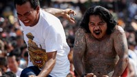 Selama seharian penuh, para biarawan bakal bekerja keras mentato puluhan sampai ratusan orang. Keesokan harinya, barulah saat yang dinanti-nanti. Mereka akan mentransfer energi magis ke dalam tato yang sudah menempel di tubuh tiap orang (Foto: Damir Sagolj/Reuters)
