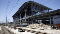 Stasiun Cikarang ini terbilang modern karena dilengkapi 3 fasilitas lift dan 6 eskalator (tangga berjalan).