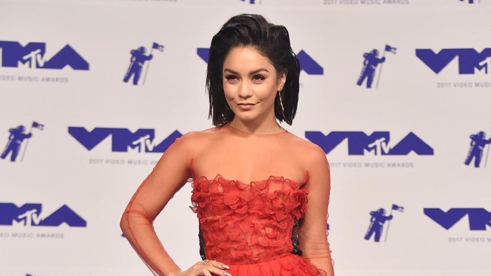 Vanessa Hudgens INGLEWOOD, CA - AUGUST 27: Vanessa Hudgens attends the 2017 MTV Video Music Awards at The Forum on August 27, 2017 in Inglewood, California. (Photo by Frazer Harrison/Getty Images)