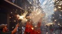 Drac de Sitges atau naga Sitges, salah satu simbol perayaan yang digambarkan menyemburkan api. Tampak dalam foto ini salah satu ikon festival yang dipasangi petasan di bagian mulutnya (Visit Sitges)