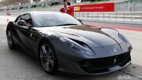 Ferrari 812 Superfast pertama kali meluncur secara global di ajang Geneva Motor Show 2017, Maret lalu. Saat ini, mobil ini sudah mendarat di Asia Tenggara, tepatnya di Malaysia.