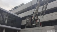 Kebakaran terjadi akibat hubungan arus pendek panel pendingin udara (AC) di lantai 3 gedung Kementerian Desa. 