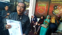 Jemaah umrah korban First Travel datang sekitar pukul 09.00 WIB. Mereka langsung menuju ke gedung Satreskrim Polrestabes Bandung di Jalan Jawa, Kota Bandung, Jabar.