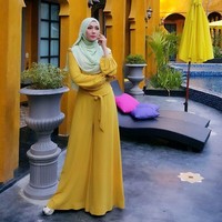 Kali ini Erra Fazira menggunakan jumpsuit kuning dan mengombinasikannya dengan jilbab tosca yang kontras. Foto: Dok. Instagram @errafazira