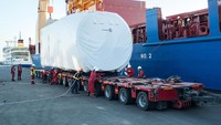 Para pekerja menurunkan rumah Turbin Gamesa G114 2,5 MW dari atas kapal BBC Congo. (PT Sidrap Bayu Energy).