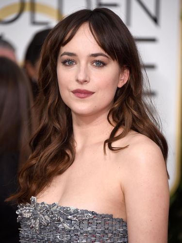 Tips Cantik Dakota Johnson, Artis yang Digosipkan Hamil Anak Chris Martin