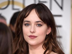 Mesranya Dakota Johnson dan Chris Martin Pelukan di Pantai!