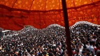 Di festival tersebut, masyarakat Thailand baik pria dan wanita dari berbagai wilayah datang untuk dan merelakan badannya untuk ditato oleh para biarawan. Tentu, tatonya bukanlah tato sembarangan (Foto: Damir Sagolj/Reuters)