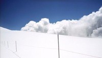 Terbentang tinggi di Pegunungan Alpen ada perbatasan antara Swiss dan Italia. Perbatasan ini sudah ada sejak tahun 1815 atau sejak era Napoleon. Perbatasannya berupa sebatas tiang yang disambungkan dengan tali satu sama lain. Perbatasan Gobba di Rollin di Italia memanjang dari Pegunungan Alpen hingga Sungai Maggiore di Swiss (Foto: Valerio Vincenzo/CNN Travel)