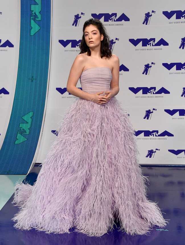 Lorde tampil bak putri dengan gaun lavender dari Monique Lhuillier. Semakin mewah dengan bagian rok tertutup bulu.  