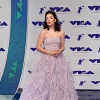 Lorde tampil bak putri dengan gaun lavender dari Monique Lhuillier. Semakin mewah dengan bagian rok tertutup bulu.  