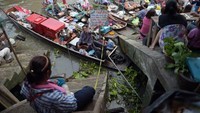 Sedangkan di pinggir-pinggir sungai, dimainfaatkan untuk pasar tradisional. Foto: AFP