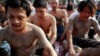 Mereka harus menahan sakit, demi mendapat kekuatan dari tato tersebut (Foto: Damir Sagolj/Reuters)