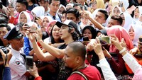 Mereka pun bisa berfoto bersama para pemain film itu.