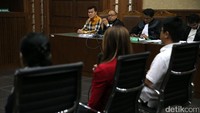 Andi Narogong mendengarkan kesaksian istrinya.