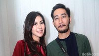 Di Italia, Syahnaz telah dilamar oleh Jeje. (Foto: Syahnaz dan Jeje (Ismail/detikhot)