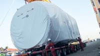 Komponen utama proyek Pembangkit Listrik Tenaga Bayu (PLTB) Sidrap diturunkan dari kapal khusus BBC Congo. (PT Sidrap Bayu Energy).